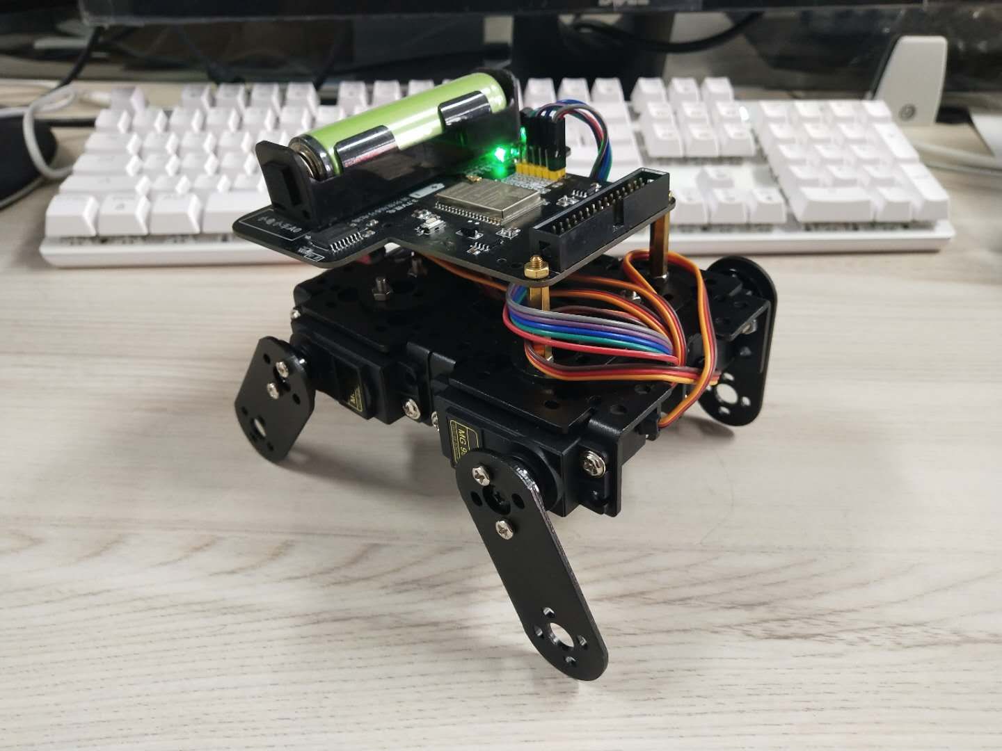 四舵机四足机器人步态实现