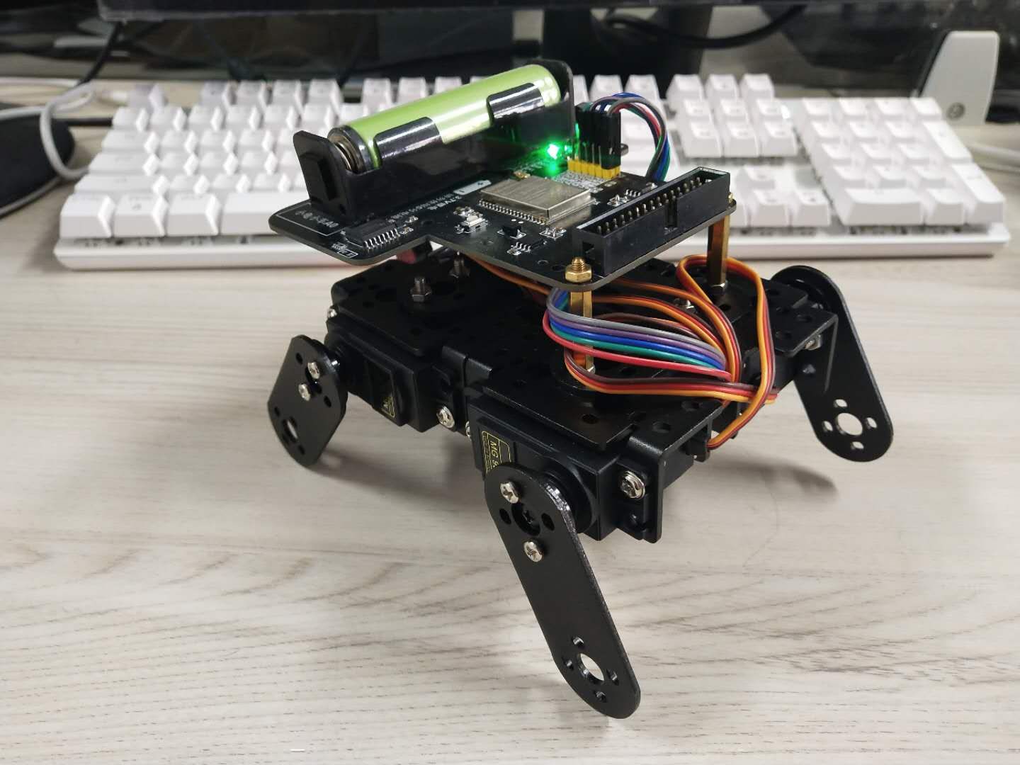 四舵机四足机器人步态实现