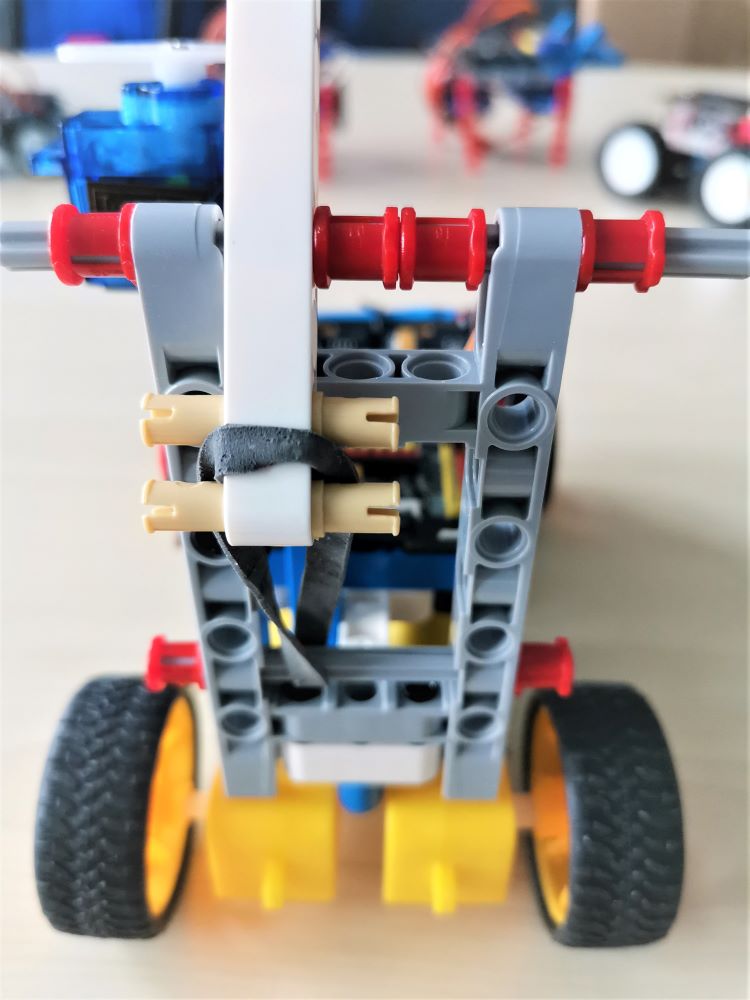 使用积木搭建一辆投石车